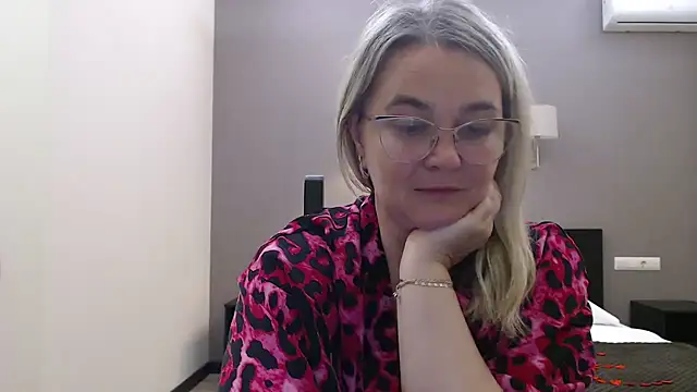 Snapshot of EleanoraDream chatting on 07/12/26, 06:43 EleanoraDream online show from 07/12/26, 06:43