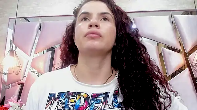 Snapshot of ThaliaCross chatting on 10/29/25, 07:48 ThaliaCross online show from 10/29/25, 07:48