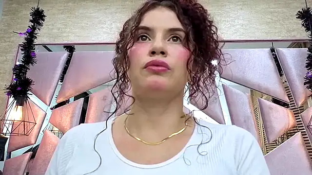 Snapshot of ThaliaCross chatting on 11/15/25, 07:54 ThaliaCross online show from 11/15/25, 07:54