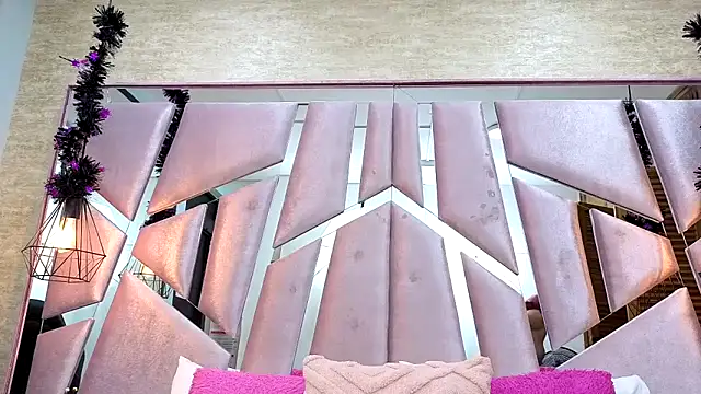 Snapshot of ThaliaCross chatting on 11/27/25, 08:00 ThaliaCross online show from 11/27/25, 08:00