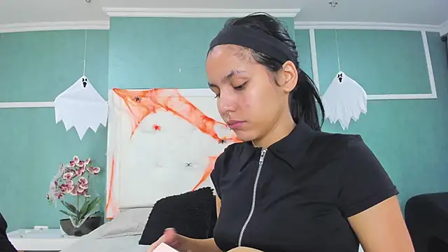 Snapshot of ania_gomez chatting on 10/31/25, 01:34 ania gomez online show from 10/31/25, 01:34