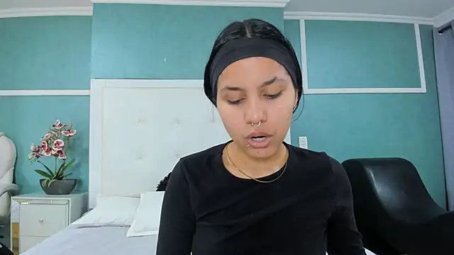 Snapshot of ania_gomez chatting on 11/21/25, 01:54 ania gomez online show from 11/21/25, 01:54