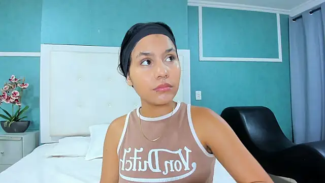 Snapshot of ania_gomez chatting on 11/25/25, 03:56 ania gomez online show from 11/25/25, 03:56