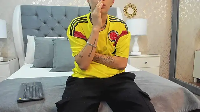 ZoeKrug online show from 10/02/25, 11:39