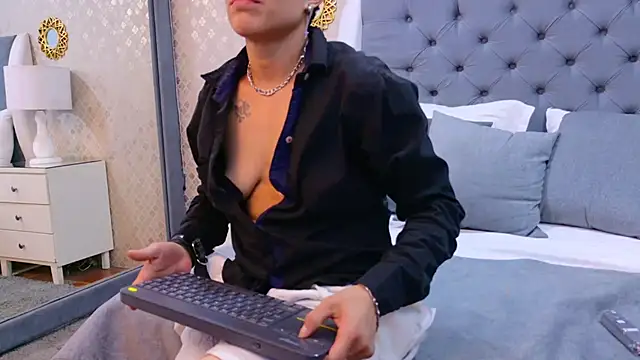 ZoeKrug online show from 10/07/25, 04:15