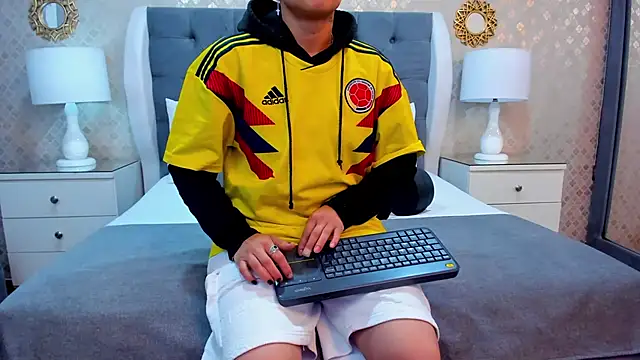 ZoeKrug online show from 10/11/25, 11:53