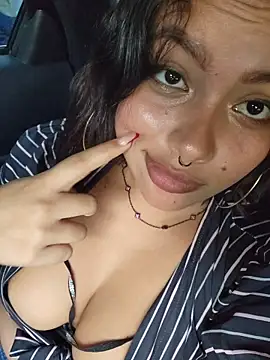 Snapshot of Yessica_Lopezz chatting on 04/01/26, 01:01 Yessica Lopezz online show from 04/01/26, 01:01