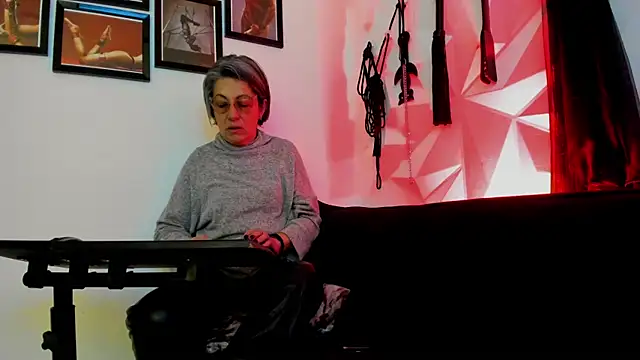 Snapshot of MistressNyx_cg chatting on 10/14/25, 02:18 MistressNyx cg online show from 10/14/25, 02:18