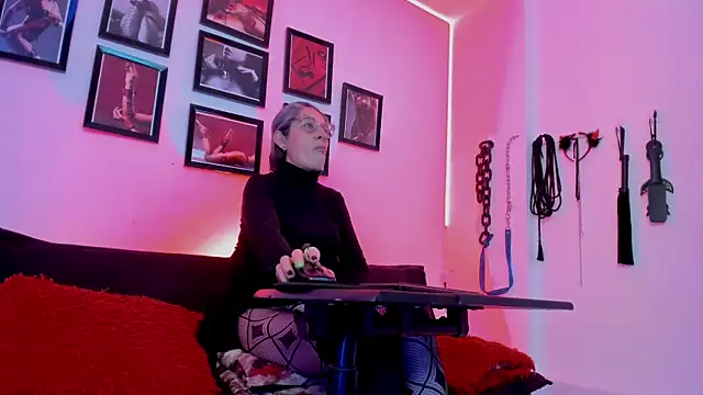 Snapshot of MistressNyx_cg chatting on 11/06/25, 03:24 MistressNyx cg online show from 11/06/25, 03:24