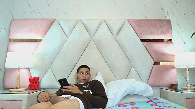 Snapshot of Zoelucas chatting on 10/11/25, 11:42 Zoelucas online show from 10/11/25, 11:42