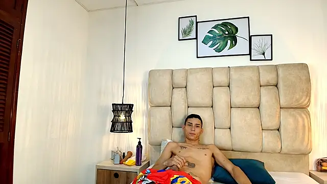 Snapshot of Zoelucas chatting on 12/04/25, 12:03 Zoelucas online show from 12/04/25, 12:03