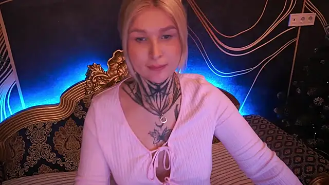 Snapshot of IvyLaurent chatting on 12/18/25, 01:17 IvyLaurent online show from 12/18/25, 01:17