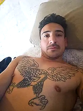 Snapshot of bigandstrong2217 chatting on 09/26/25, 04:00 bigandstrong2217 online show from 09/26/25, 04:00