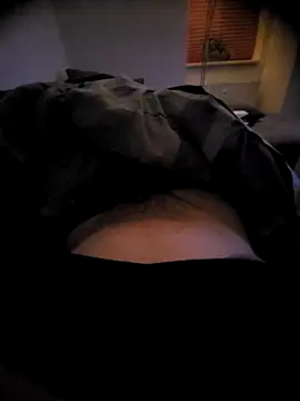 Snapshot of Macwurf chatting on 12/15/25, 01:21 Macwurf online show from 12/15/25, 01:21