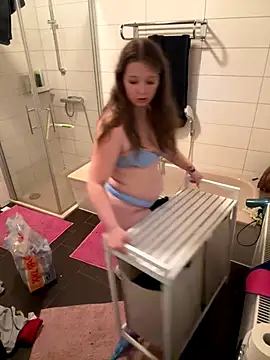 Snapshot of SweetTeenGirl chatting on 10/28/25, 07:27 SweetTeenGirl online show from 10/28/25, 07:27