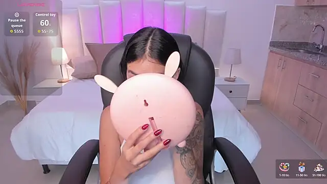 Snapshot of miranda_crawfor chatting on 11/26/25, 12:17 miranda crawfor online show from 11/26/25, 12:17