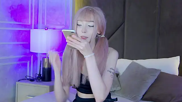 Snapshot of Evelyn_Neal chatting on 10/07/25, 04:04 Evelyn Neal online show from 10/07/25, 04:04