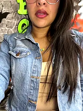 Liulee2 online show from 10/19/25, 04:29