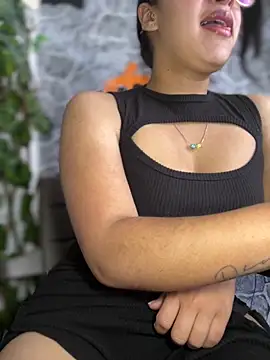 Liulee2 online show from 10/20/25, 04:29