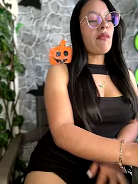 Liulee2 online show from 10/26/25, 05:08