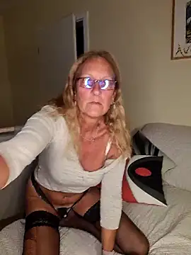 Snapshot of HotWifeLyn68 chatting on 09/29/25, 07:51 HotWifeLyn68 online show from 09/29/25, 07:51