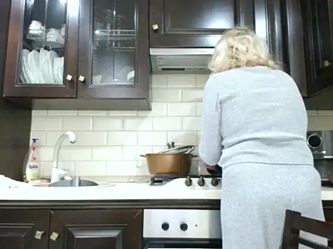 Snapshot of ButterflyBlondie chatting on 11/17/25, 03:01 ButterflyBlondie online show from 11/17/25, 03:01