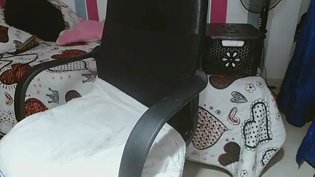 Snapshot of karo_lovely chatting on 10/22/25, 10:42 karo lovely online show from 10/22/25, 10:42
