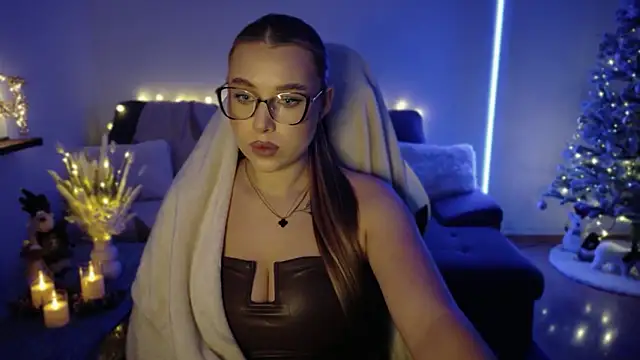 Snapshot of Emma_candyyy chatting on 11/24/25, 11:32 Emma candyyy online show from 11/24/25, 11:32