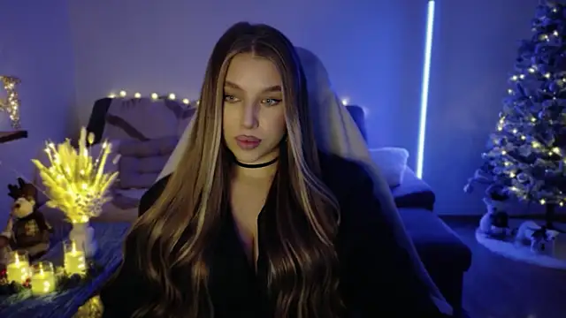 Snapshot of Emma_candyyy chatting on 11/30/25, 02:43 Emma candyyy online show from 11/30/25, 02:43