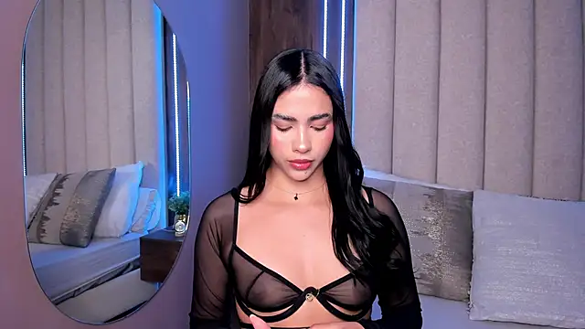 Snapshot of LucySalvatore_ chatting on 11/27/25, 06:10 LucySalvatore online show from 11/27/25, 06:10