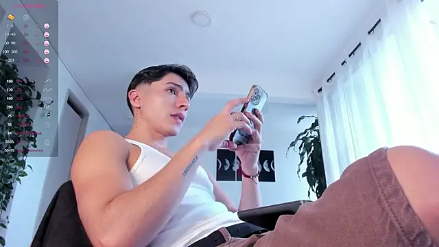 Snapshot of Hotay_andrew chatting on 10/25/25, 08:47 Hotay andrew online show from 10/25/25, 08:47