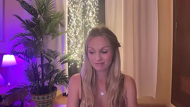 Snapshot of Isabella_kiko chatting on 10/24/25, 08:05 Isabella kiko online show from 10/24/25, 08:05