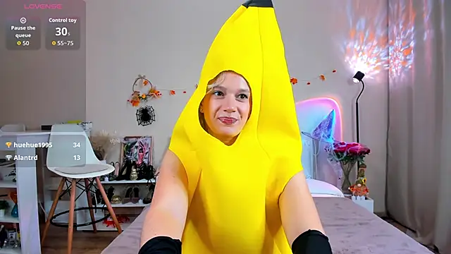 Snapshot of EmiSoul chatting on 10/31/25, 04:35 EmiSoul online show from 10/31/25, 04:35