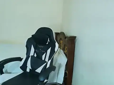 Snapshot of max_love255 chatting on 10/08/25, 08:06 max love255 online show from 10/08/25, 08:06