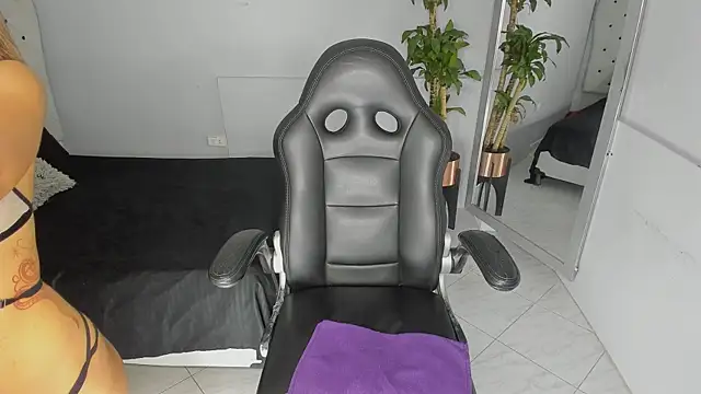 Alix 18  online show from 10/18/25, 11:44