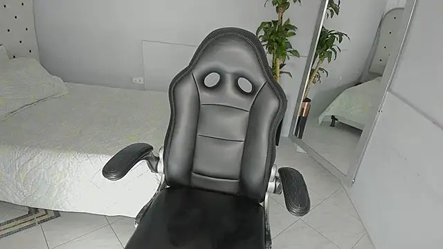 Alix 18  online show from 10/23/25, 11:42