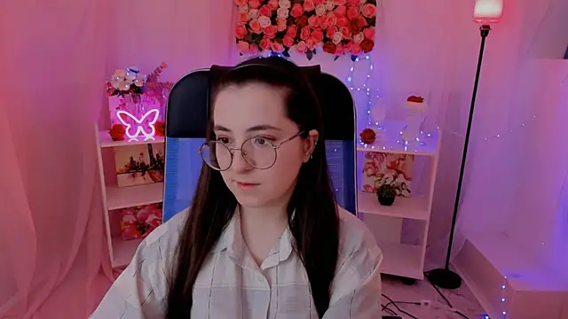 Snapshot of VirtuallVoyant chatting on 09/17/25, 04:36 VirtuallVoyant online show from 09/17/25, 04:36