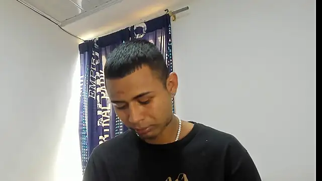 Snapshot of _Logan_Colton_ chatting on 11/04/25, 08:08 Logan Colton online show from 11/04/25, 08:08