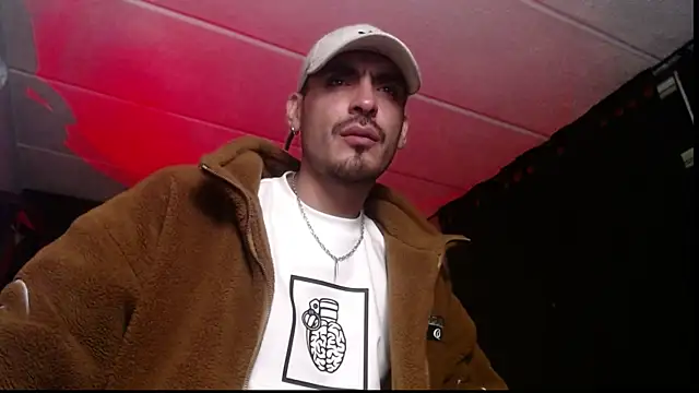 Snapshot of malek_xarx_ chatting on 11/23/25, 05:40 malek xarx online show from 11/23/25, 05:40