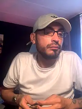 Snapshot of malek_xarx_ chatting on 12/14/25, 08:35 malek xarx online show from 12/14/25, 08:35