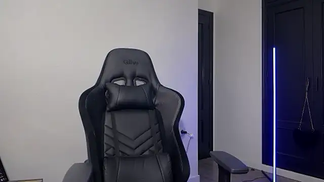 Snapshot of s_meow chatting on 10/28/25, 12:58 s meow online show from 10/28/25, 12:58