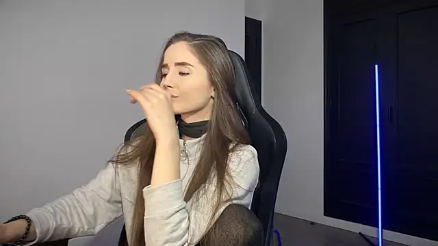 Snapshot of s_meow chatting on 11/06/25, 10:43 s meow online show from 11/06/25, 10:43