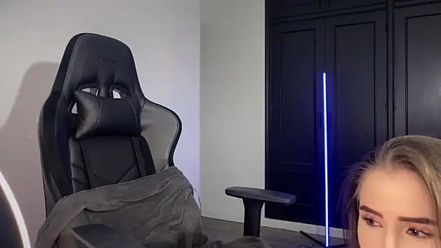 Snapshot of s_meow chatting on 11/08/25, 03:45 s meow online show from 11/08/25, 03:45