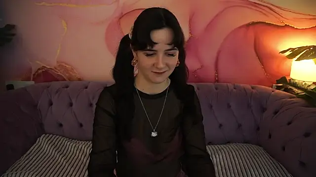 Snapshot of BerryDiva chatting on 11/17/25, 09:42 BerryDiva online show from 11/17/25, 09:42