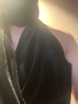 Snapshot of amiliatr chatting on 11/21/25, 12:15 amiliatr online show from 11/21/25, 12:15