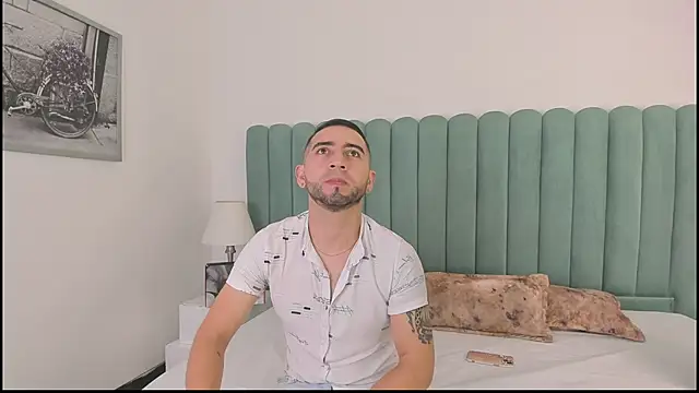 Snapshot of Lushian_ chatting on 10/06/25, 02:47 Lushian online show from 10/06/25, 02:47