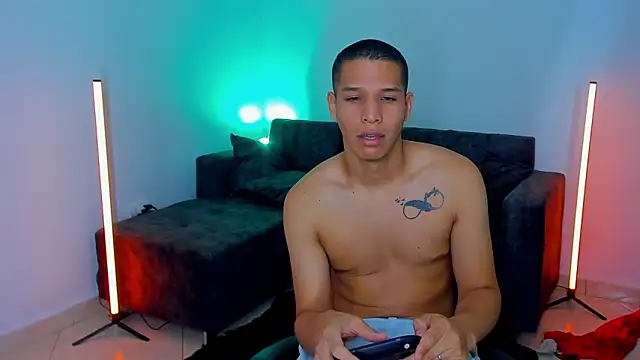 Snapshot of Latin_Boyss_ chatting on 10/10/25, 06:51 Latin Boyss online show from 10/10/25, 06:51