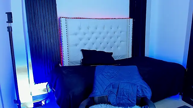 Snapshot of Latin_Boyss_ chatting on 10/19/25, 07:36 Latin Boyss online show from 10/19/25, 07:36