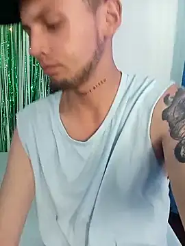 Snapshot of neaa_latin_boy chatting on 12/17/25, 08:48 neaa latin boy online show from 12/17/25, 08:48