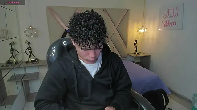 BenjaminBottonn online show from 10/28/25, 08:11